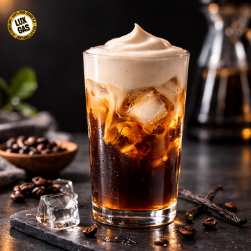 Caffè freddo alla vaniglia con crema dolce, caffè freddo stratificato e schiuma fredda cremosa alla vaniglia in un bicchiere da caffè trasparente.