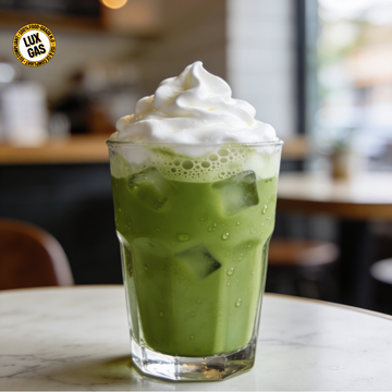 Latte freddo con schiuma al matcha, con matcha di un verde brillante e schiuma cremosa in un bicchiere da caffè trasparente